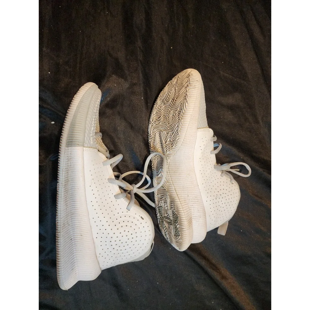 Under Armour Mens Basketball Shoes Grey White Mid Top Sneakers Athletic Training